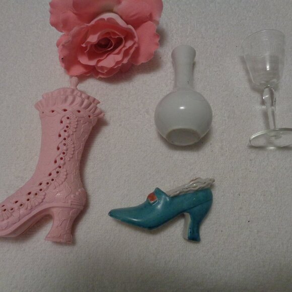 VINTAGE OLD PINK SHOE TINY BLUE SHOE TINY ETCHED GLASS SM GRAPES VASE LOT OF 4 - Picture 7 of 9